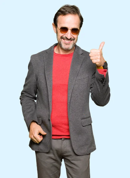 Ein Gutaussehender Geschäftsmann Mittleren Alters Mit Sonnenbrille Macht Eine Glückliche — Stockfoto
