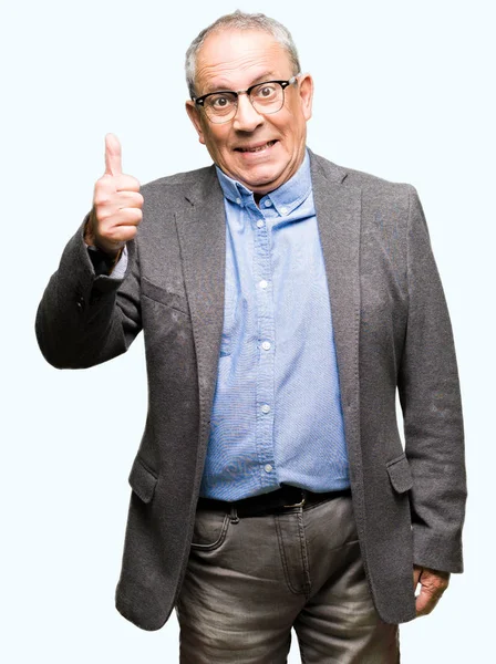 Przystojny Businesss Starszy Człowiek Okularach Robi Szczęśliwy Kciuk Górę Gest — Zdjęcie stockowe