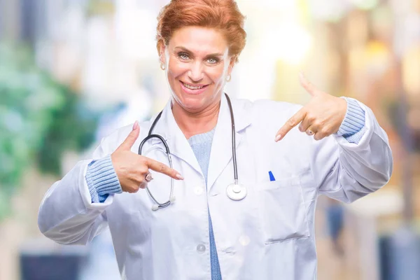 Médico Caucasiano Sênior Mulher Vestindo Uniforme Médico Sobre Fundo Isolado — Fotografia de Stock