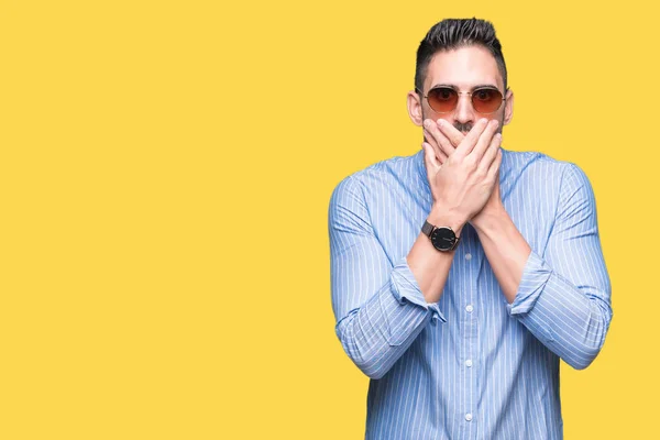 Junger Gutaussehender Mann Mit Sonnenbrille Über Isoliertem Hintergrund Schockiert Mund — Stockfoto