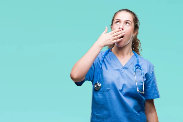 Joven Chica Doctora Morena Vistiendo Uniforme Enfermera Cirujano Sobre Fondo —  Fotos de Stock