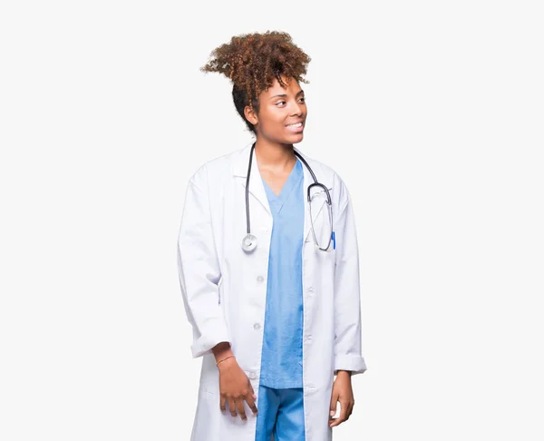 Mladý Americký Lékař Žena Nad Izolované Pozadí Pohledu Daleko Stranu — Stock fotografie