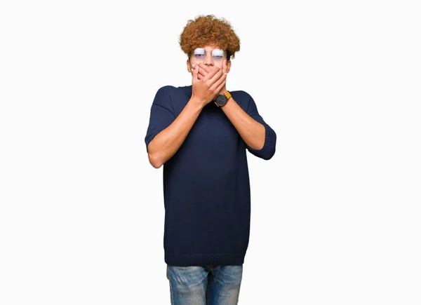 Stilig Ung Man Med Afro Glasögon Chockad Som Täcker Munnen — Stockfoto