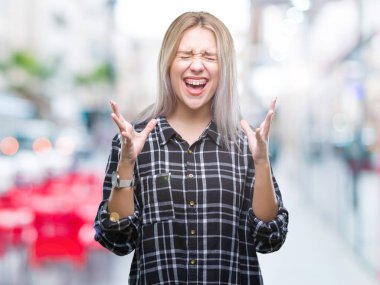 Sarışın genç kadın deli ve silah ile başarı için deli kutluyor izole arka plan üzerinde kaldırdı ve heyecanlı çığlık gözler kapalı. Kazanan kavramı