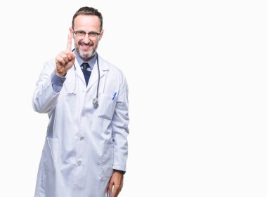 Gösterilen ve parmak gülümseyen süre bir numara ile kendinden emin ve mutlu yukarıyı Tıbbi üniforma izole geçmişi giyen orta yaş üst düzey ağarmış Doktor adam.