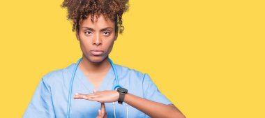 İzole arka plan yapıyor zaman aşımı jest elle, sinirli ve ciddi bir yüz genç Afro-Amerikan doktor kadın
