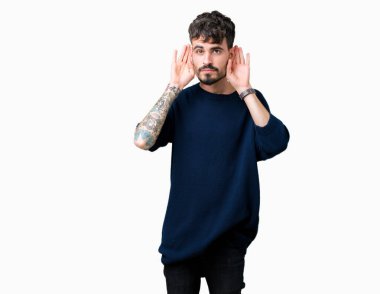 Yakışıklı delikanlı kulak jest, dedikodu için meraklı her iki ellerde dinliyoruz izole arka plan üzerinde. İşitme sorunu, sağır