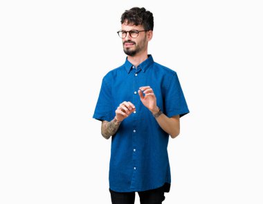 Yakışıklı delikanlı izole arka plan üzerinde gözlük tiksinti ifadesi, memnun ve korkulu tiksinti yüz yapıyorsun çünkü nefret tepki. Elleriyle kaldırdı. Sinir bozucu kavramı.