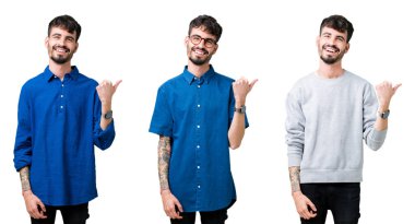 Seyir ve başparmak yanında yukarıyı mutlu yüz ile gülümseyen izole arka plan üzerinde genç adam kolaj.