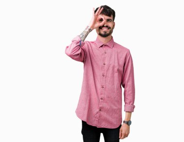 Gülümseyen, parmakları ile mutlu yüz üzerinden seyir göz el ile ok jest yapıyor izole arka plan üzerinde pembe gömlek giymiş genç yakışıklı adam.