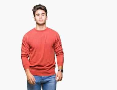 İzole arka plan gevşek yüzünde ciddi bir ifade ile genç yakışıklı adam. Basit ve doğal kameraya bakıyor.