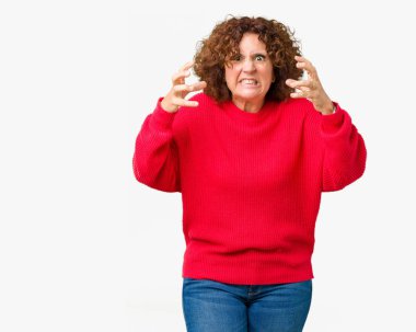 Güzel orta ager üst düzey kadın kırmızı kış kazak öfke ile eller boğazlamak istiyor hüsrana bağırarak izole arka plan üzerinde deli bağırıyor