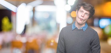 Genç yakışıklı zarif adam izole arka plan yapma balık yüzüne dudaklı, çılgın ve komik bir jest. Komik ifade.