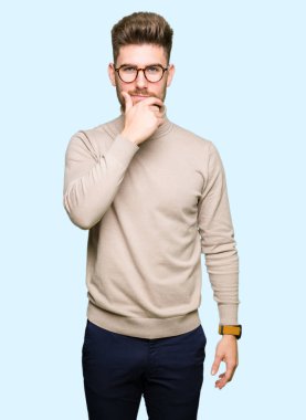 Genç yakışıklı iş adamı olduğuna emin çapraz kollar ve çeneme kaldırdı el ile gülümseme ile kameraya bakıyor. Pozitif düşünce.