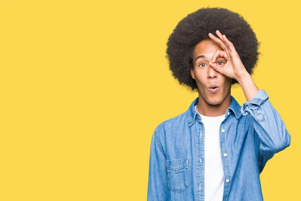 Joven Hombre Afroamericano Con Pelo Afro Haciendo Buen Gesto Impactado —  Fotos de Stock