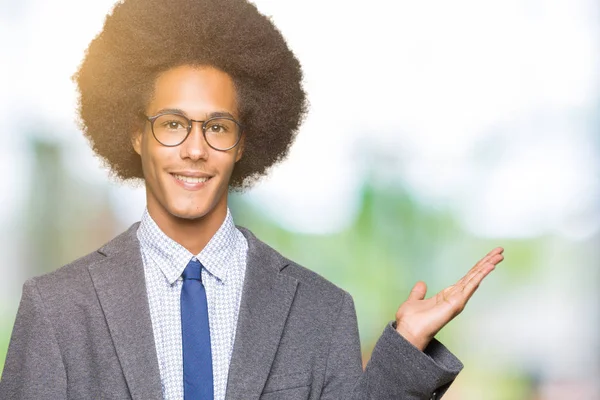 Joven Hombre Negocios Afroamericano Con Cabello Afro Usando Gafas Sonriente —  Fotos de Stock