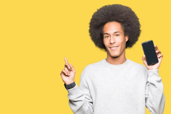 Jonge Afro Amerikaanse Man Met Afro Haar Smartphone Scherm Erg — Stockfoto