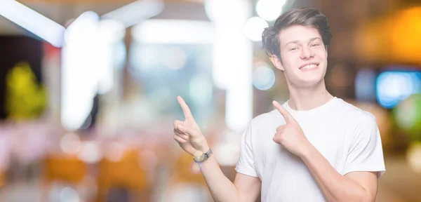 Jovem Bonitão Vestindo Camiseta Branca Casual Sobre Fundo Isolado Sorrindo — Fotografia de Stock