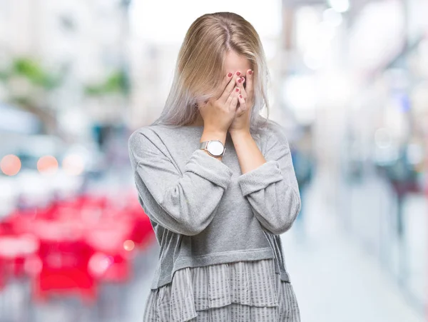 Młoda Blond Kobieta Białym Tle Smutny Wyrażenie Obejmujące Twarz Rękami — Zdjęcie stockowe