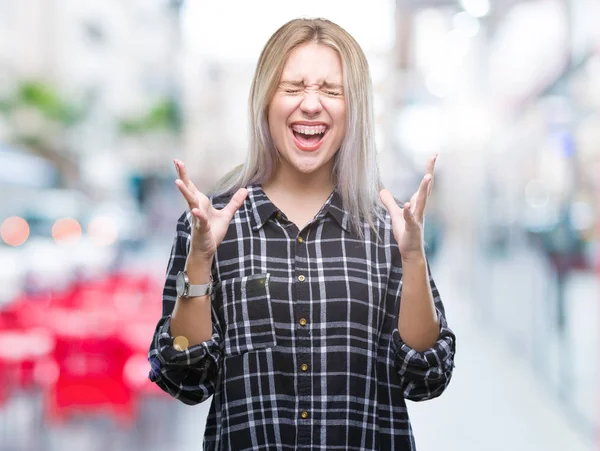 Sarışın genç kadın deli ve silah ile başarı için deli kutluyor izole arka plan üzerinde kaldırdı ve heyecanlı çığlık gözler kapalı. Kazanan kavramı