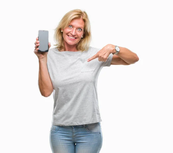 Středním Věku Blond Žena Zobrazeno Prázdná Obrazovka Smartphone Izolované Pozadí — Stock fotografie
