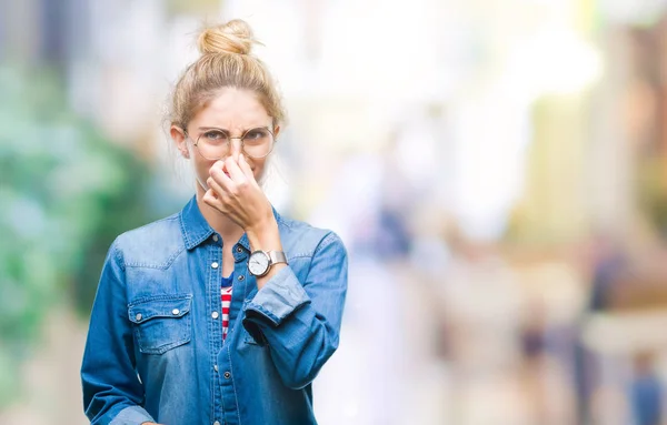 Jovem Mulher Loira Bonita Usando Óculos Sobre Fundo Isolado Cheirando — Fotografia de Stock