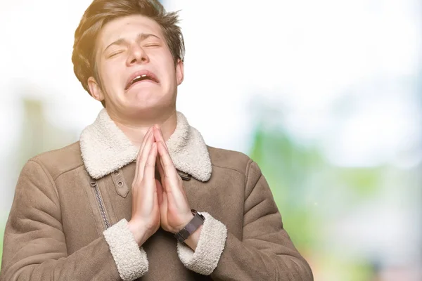 잘생긴 젊은이 감정적이 걱정에 손으로 기도하 코트를 — 스톡 사진