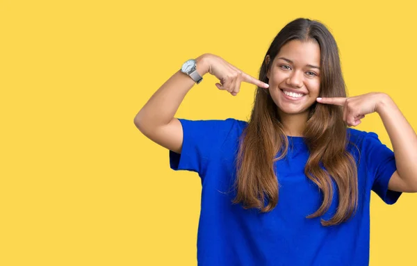 Joven Hermosa Morena Vistiendo Camiseta Azul Sobre Fondo Aislado Sonriendo —  Fotos de Stock