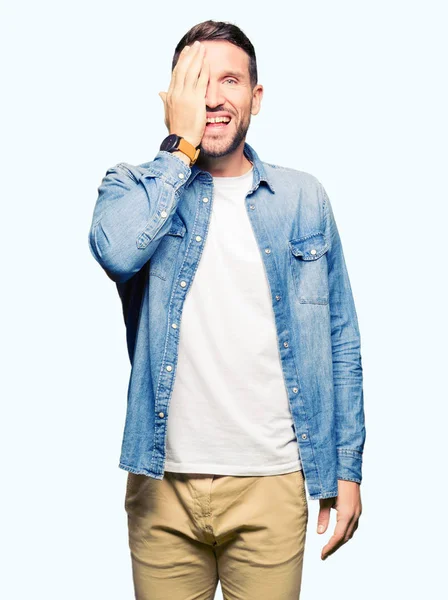 Hombre Guapo Con Ojos Azules Barba Vistiendo Chaqueta Mezclilla Cubriendo —  Fotos de Stock