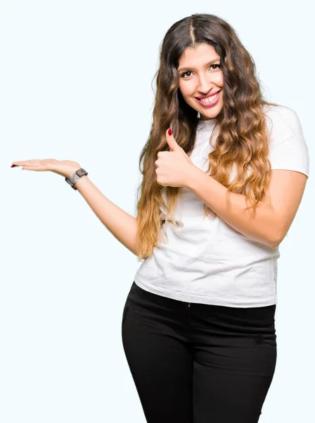 Jovem Mulher Bonita Vestindo Casual Shirt Branca Mostrando Mão Palma — Fotografia de Stock