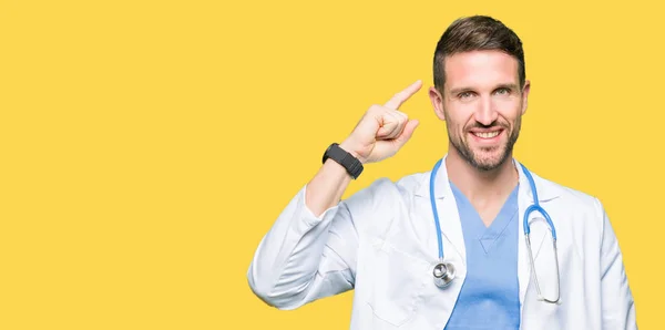 Bonito Médico Homem Vestindo Uniforme Médico Sobre Fundo Isolado Sorrindo — Fotografia de Stock