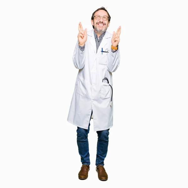 Orta Yaş Doktor Erkek Tıbbi Giyim Gülümseyen Geçiş Parmakları Ile — Stok fotoğraf