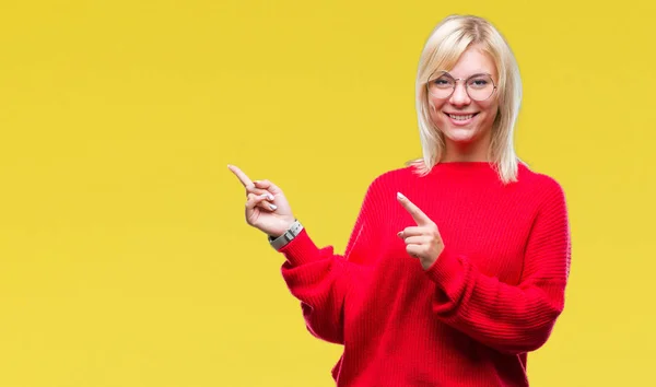 Jovem Mulher Loira Bonita Vestindo Suéter Óculos Sobre Fundo Isolado — Fotografia de Stock