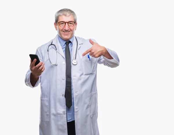 Stilig Senior Doktor Man Sms Skicka Meddelande Med Smarpthone Över — Stockfoto