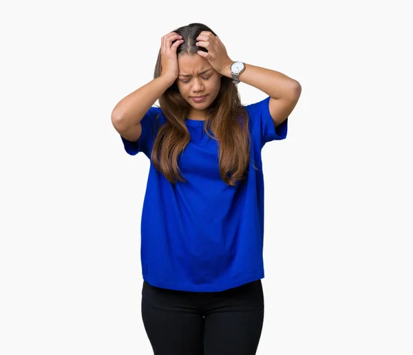 Μελαχρινή Νεαρή Όμορφη Γυναίκα Φοράει Μπλε Shirt Πέρα Από Απομονωμένο — Φωτογραφία Αρχείου