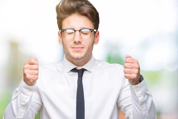 Junger Geschäftsmann Mit Brille Vor Isoliertem Hintergrund Der Sich Über — Stockfoto