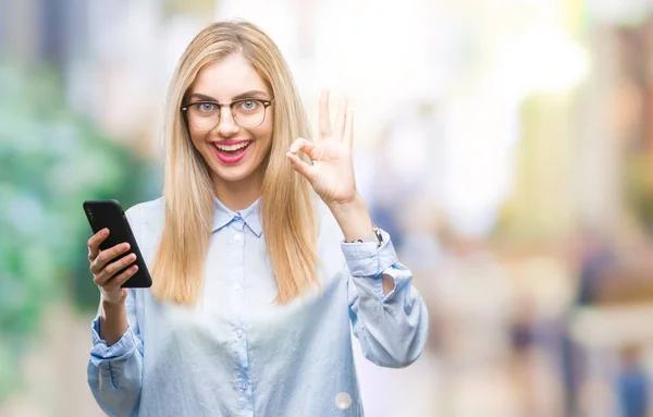 Genç Güzel Sarışın Kadını Smartphone Parmak Mükemmel Sembolü Ile Işareti — Stok fotoğraf