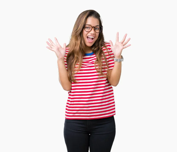 Joven Mujer Morena Hermosa Con Gafas Rayas Camiseta Sobre Fondo —  Fotos de Stock