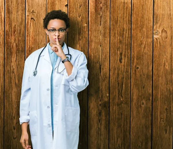 Jovem Médica Afro Americana Vestindo Casaco Médico Sobre Fundo Isolado — Fotografia de Stock