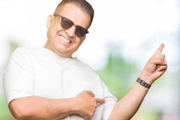 Homem Árabe Meia Idade Wearig Branco Shirt Óculos Sol Sobre — Fotografia de Stock
