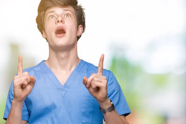 Young Doctor Wearing Medical Uniform Isolated Background Amazed Surprised Looking — Stock Photo, Image