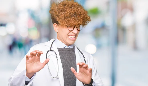 Junge Gut Aussehende Arzt Mann Medizinischen Mantel Angeekelten Ausdruck Ungehalten — Stockfoto
