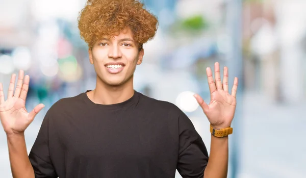 Ung Vacker Man Med Afro Hår Iklädd Svart Shirt Visar — Stockfoto