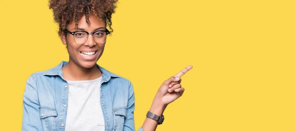 Hermosa Mujer Afroamericana Joven Con Gafas Sobre Fondo Aislado Con —  Fotos de Stock