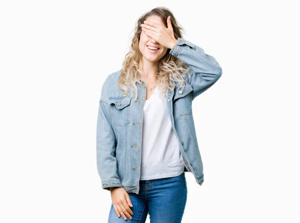 Mulher Loira Bonita Vestindo Jaqueta Ganga Sobre Fundo Isolado Sorrindo — Fotografia de Stock