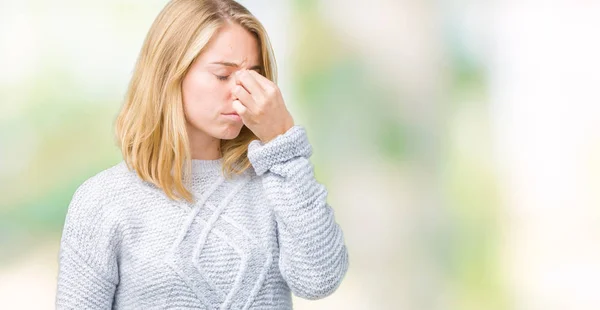 Mulher Bonita Usando Suéter Inverno Sobre Fundo Isolado Cansado Esfregando — Fotografia de Stock