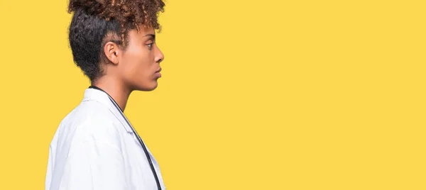 Unga Afrikanska Amerikanska Läkare Kvinna Över Isolerade Bakgrund Ser Att — Stockfoto