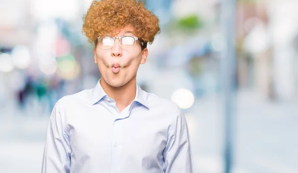 Joven Hombre Negocios Guapo Con Gafas Afro Haciendo Cara Pez —  Fotos de Stock