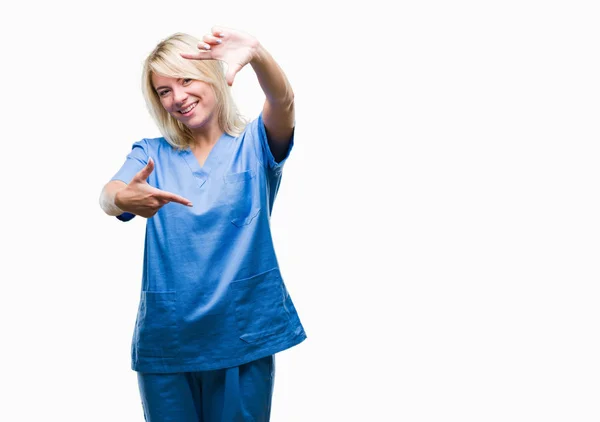 Junge Schöne Blonde Krankenschwester Doktor Frau Über Isolierten Hintergrund Lächelnd — Stockfoto