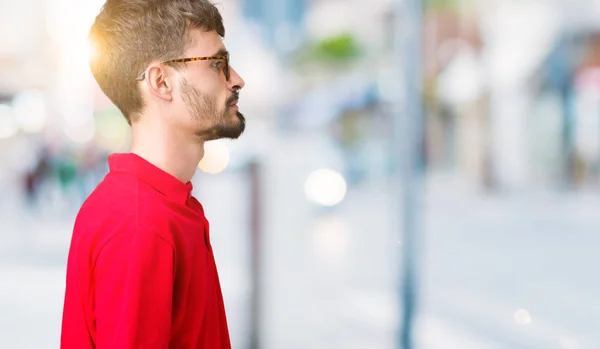 Jeune Bel Homme Portant Des Lunettes Sur Fond Isolé Regardant — Photo